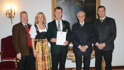 Bild: exb
Gauschützenmeister Manfred Zölch (Dritter von links) erhält von Herzog Franz von Bayern (Zweiter von rechts) das Protektorabzeichen in Gold. Unter den ersten Gratulanten sind (von links) Bezirksschützenmeister Harald Frischholz, Ehefrau Herta Zölch und Landesschützenmeister Christian Kühn.