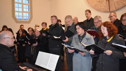 Bild: rgr
Ein wahrer Ohrenschmaus ist das Kantatenkonzert in der Grafenwöhrer Michaleskirche. Die Sänger von "New Voices" erfüllen das evangelische Gotteshaus.