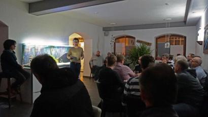 Bild: eib
Bei der ersten öffentlichen Versammlung der geplanten Gruppierung „Miteinander“ informierte Initiator Josef Eibauer (links) über die Motivation dazu.