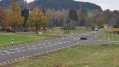 Bild: ws
Zu schnell sind die Autofahrer auf den Umgehungen bei Bärnau und Hohenthan (Bild) unterwegs. Darum will der Stadtrat bei der Straßenbaudirektion ein weiteres Mal wegen einer Geschwindigkeitsbeschränkung nachfragen.