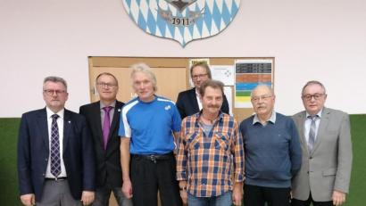 Bild: Erwin Weiß
Treue Mitgliedschaft für 25 Jahre Jahre: von links
1.Bürgermeister Michael Göth, 2.Vorst. TuS Manfred Seitz, Heiko Backofen, Gerd Schütz,
3.Vorst. Tus Horst Perrey, Manfred Klameth TuS Ehrenamtsbeauftragter, stv. Landrat
Hans Kummert