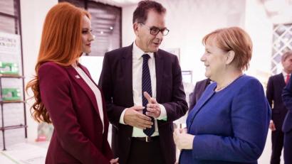 Bild: Xander Heinl/photothek.net
Barbara Meier, Gerd Müller und Angela Merkel im Futurium in Berlin.