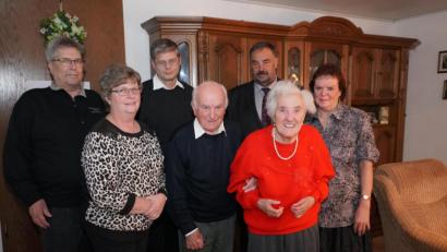 Bild: fvo
Andreas Rom (vorne Mitte) freut sich über die Glückwünsche zum 90. Geburtstag.