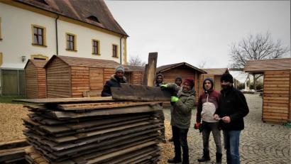 Bild: ubb
Mit Hilfe der Migranten hat der neue Weihnachtsmarktorganisator, Dominik Neitz (re.) alles im Griff. Die Buden stehen, jetzt wird die Deko angebracht.