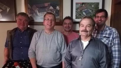Bild: sl
Feuerwehr-Vorsitzender Peter Schwabl überreicht die Preise an Michael Nitschke, Gottfried Bock, Josef Pruy und Karl Striegl (von rechts).
