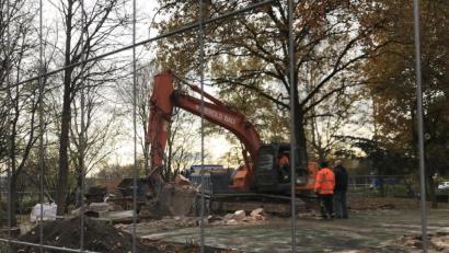 Bild: Porsche
Die Abrissarbeiten laufen auf vollen Touren. In zweieinhalb Wochen sollen sie abgeschlossen sein und der neue Revisionsschacht stehen.