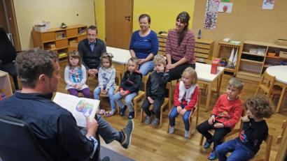 Bild: nm
Uli Grötsch (links) versteht es, Kinder zu unterhalten. Er liest ihnen zum Auftakt einer neuen Aktion aus einem Buch vor.