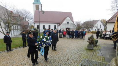Bild: hai
Der Vorsitzende des Kameradschaftsvereins, Edmund Bruckner, stellvertretender Vorsitzender Lothar Büringer und Bürgermeister Manfred Porsch (von links) legten am Ehrenmal auf dem Kirchplatz in Speichersdorf Kränze nieder.