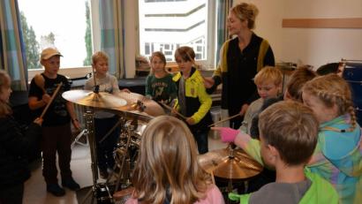 Bild: Nicole Koller
Besonders das Schlagwerk hat es den Kindern angetan, hier zusammen mit der Dirigentin des Nachwuchsorchesters, Angelika Schöpf