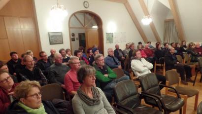 Bild: br
Rund 50 Zuhörer verfolgten aufmerksam bei der Bürgerversammlung im Sitzungssaal des Rathauses den umfangreichen Rechenschaftsbericht von Bürgermeister Manfred Kratzer.