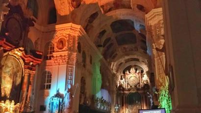 Bild: exb
Zum Kino-Gottesdienst war die Basilika mit farbigen Strahlern besonders ausgeleuchtet.