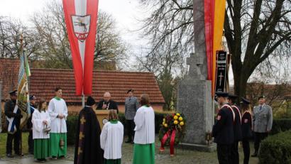 Bild: tok
Am Kriegerdenkmal in Wurz gedenken die Bürger der Verstorbenen.