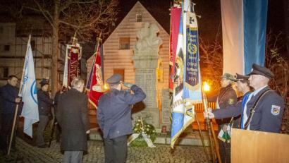 Bild: hwk
Mit einer Abordnung der Krieger- und Soldatenkameradschaft legte Bürgermeister Josef Etterer (vorne links) vor dem Kriegerdenkmal einen Kranz nieder.