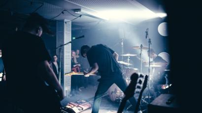 Bild: Sebastian Reiter
Heftige Action auf der Bühne: Zur zweiten Konzerthälfte lösen"Van Holzen" die Bremsen in der "Sünde".