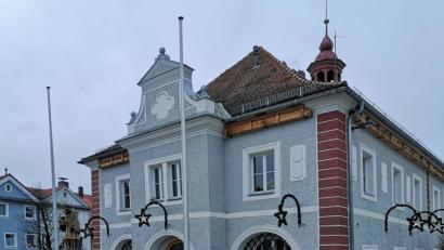 Bild: lnz
Saniert und umgebaut wird ab 2020 das alte Rathaus. Dass die Stadtbücherei nach dem Abschluss der Maßnahmen nicht mehr zurückkehrt, ist schon seit längerem bekannt. Allerdings steht noch nicht fest, wo sie künftig dauerhaft untergebracht wird. Für eine Übergangslösung werden laut Bürgermeister Roland Grillmeier demnächst die Verträge unterschrieben.