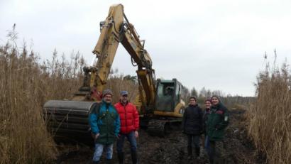 Bild: rn
Um die Lebensräume von Lachmöwen und Schwarzhalstaucher am Obersee zu sichern, wird dort fleißig gebaggert. Vom Fortschritt dieser sogenannten Biodiversitäts-Maßnahme machen sich (von links) Wolfgang Nerb, Karl Lorenz, Maria Hanauer, Franziska Meier und Martin Gottsche ein Bild.