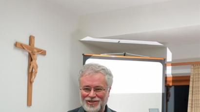 Bild: Michaela Staufer/exb
Pfarrer Edmund Prechtl beim Vortrag..