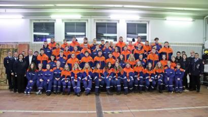 Bild: jma
Die 53 erfolgreichen Jugendlichen mit ihren Ausbildern und den Verantwortlichen