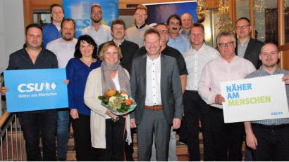 Bild: sche
Die Bewerber der CSU, die sich am 15. März 2020 in Freudenberg zur Wahl stellen werden, mit Bürgermeisterkandidat Alwin Märkl (Vierter von links, daneben seine Frau Babsi) an der Spitze.