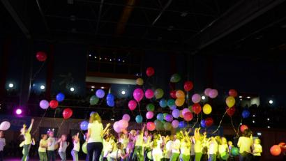 Bild: Andreas Brückmann
Begrüßungstanz mit Luftballons durch die Max-Josef-Schule.