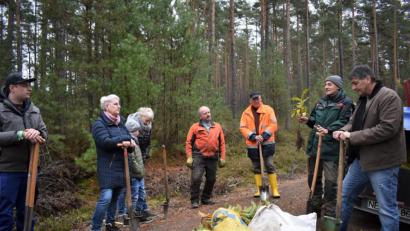 Bild: rgr
Zur Baumpflanzaktion treffen sich die Bürger mit Bürgermeister Edgar Knobloch (von rechts) und Martin Gottsche, Revierleiter beim Amt für Ernährung und Forsten.