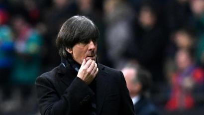 Bild: Tom Weller/dpa
Bundestrainer Joachim Löw am Dienstagabend beim Spiel gegen Nordirland.