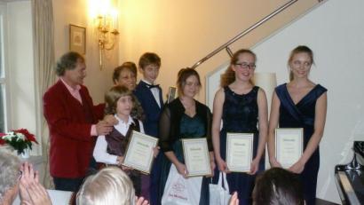 Bild: tie
Stefan Mickisch (von links) bedankt sich bei Raffael Christ, Julia Goldstein, Kolja Hölscher, Julie Yazici, Hemma Wenzler und Juliane Margolf für ihr Konzert in seiner Villa.