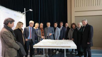 Bild: jzk
Die beiden Architekten Falk Petry, Anne Voll, Bürgermeister Werner Nickl und Realschuldirektor German Helgert (von links) erklärten den Kreisräten Lothar Müller, Angela Burger, Olga Luft, Herbert Bauer, Stefan Prechtl, Bernhard Söllner, Roland Grillmeier und Toni Dutz (von rechts) das Siegermodell für den Neubau der Realschule mit Dreifachturnhalle und die städtebaulichen Aspekte.