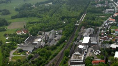 Bild: ges
Das Gelände der ehemaligen Bleikristallfabriken aus der Luft. Links der Bahnlinie Hofbauer, rechts Beyer. Bei beiden Arealen ist jetzt die Rede von neuen Giftschwerpunkten, mit denen sich der Gemeinderat Altenstadt auseinandersetzen muss.