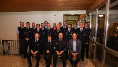 Bild: egl
Mit Kreisbrandinspektor Herbert Blödt (vorne links) und Hauptamtsleiter Wolfgang Roggenhofer (links) zeichnete Bürgermeister Roland Strehl (vorne rechts) verdiente Feuerwehr-Mitglieder aus.