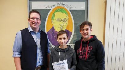 Bild: exb
Konrektor Bernd Bischoff (links) sowie Fachbetreuer Florian Dendorfer gratulierten Eduards Emanuels Busulans.