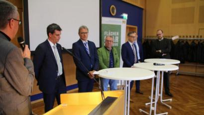Bild: jrh
Regierungsdirektor Axel Koch (von links) moderiert die Podiumsdiskussion mit Florian Rieder (IHK), Klaus Ulrich (Wirtschaftsministerium), den Bürgermeistern Toni Dutz und Bernd Sommer, Dr. Robert Leiner und Landrat Andreas Meier.