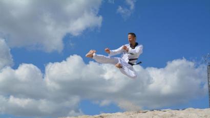 Bild: Jürgen Brand
Überflieger: Jörg Steindl, gelernter Bankkaufmann, besitzt den 6. Dan im Taekwondo.