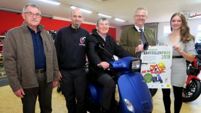 Bild: Hirsch
Sandra Grabinger von der städtischen Wirtschaftsförderung, Oberbürgermeister Andreas Feller (von rechts) und Zweiradhändler Peter Hartl (Zweiter von links) überreichten Ingrid und Rudolf Schüle einen Roller in der Farbe "blaumatt".