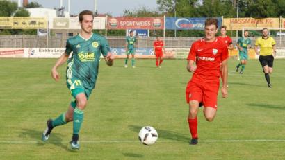 Bild: gb
Der SV Mitterteich holt am Donnerstag die am vergangenen Samstag beim Baiersdorfer SV ausgefallene Partie nach. Das Hinspiel (Szene mit dem vierfachen Torschützen Marco Kießling, links) gewannen die Stiftländer mit 6:2.