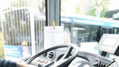 Bild: Schönberger
Das Tarifsystem für den Öffentlichen Nahverkehr ist nicht nur im Landkreis Schwandorf, sondern in ganz Bayern recht undurchsichtig. Die Staatsregierung bietet nun an, Studien erstellen zu lassen, wie man hier vereinheitlichen kann. Der Ausschuss für Kreisentwicklung, Umweltschutz und Touristik hat sich von dem Angebot überzeugen lassen.