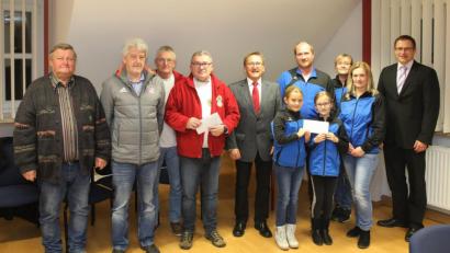 Bild: JOCHEN NEUMANN 
ERBENDORF
Steinwald-Allianz-Vorsitzender Hans Donko (Fünfter von links) und Geschäftsführer Martin Schmid (rechts) mit den Vertretern der helfenden Vereine, dem FC-Bayern-Fanclub Erbendorf mit Vorsitzendem Reiner Ockl (Vierter von links) und der TSV-Tanzgarde Krummennaab mit ihrem Chef Thomas Zitterbart (Vierter von rechts).