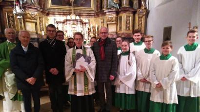 Bild: mma
Über nachträgliche Glückwünsche zu seinem 50. Geburtstag und ein Ständchen in derPfarrkirche freute sich Hahnbachs Pfarrer Christian Schulz. Auch in Iber überbrachte die Kirchenverwaltung dem Geistlichen nachträglich die Glückwünsche, Kirchenpfleger Josef Hollweck überreichte Schulz einen Gutschein.