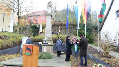 Bild: bey
Bürgermeisterin Tanja Schiffmann und zweiter Bürgermeister Georg Burkhard legen am Kriegerdenkmal einen Kranz nieder. Ebenso Erwin Schraml, Vorsitzender der Soldaten- und Kriegerkameradschaft.