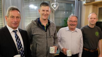 Bild: le
Der Ehrenabend des Sportanglerbundes Altenhammer steht im Zeichen der Ehrung der Vereinsmeister. Günter Kick (von links) holt den dritten Platz, Achim Hör wird Vereinsmeister, Werner Schaber sein Vize. Zweiter Vorsitzender Reinhold Kreuzer gratuliert.