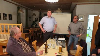 Bild: jzk
Werner Schubert, der stellvertretende Kreisvorsitzende von Bund Naturschutz (rechts) hatte Peter Postler zum Thema „Lichtverschmutzung“ in das Pfarrheim eingeladen.