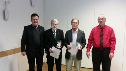 Bild: gis
Pfarrer Ferdinand Weinberger (von links), Manfred Prechtl, Ottmar Wiche und Kirchenpfleger Siegmund Geisler. Michael Matt wird die Urkunde nachgereicht.