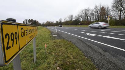 Bild: Petra Hartl
Die Bundesstraße B299 hat eine neue Asphaltdecke erhalten.