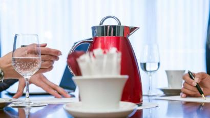 Bild: exb
Wasser und Kaffee: Beim Vorstellungsgespräch bedienen sich Bewerber am besten bei den Getränken, die ihnen angeboten werden. Außergewöhnliche Wünsche kommen meist nicht gut an. Foto: Christin Klose/dpa-tmn
