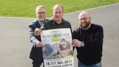 Bild: Gabi Schönberger
Johannes Häring, Geschäftsleiter der Max-Reger-Halle, Uwe Fröhlich, Prokurist bei Foto Brenner, und Alexander Hellwig von Oberpfalz-Medien (von links) präsentieren die Foto-Reisetage.