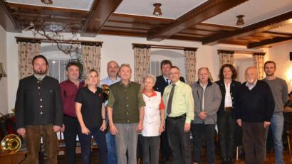 Bild: gi
Der Gastwirt und Metzgermeister Hans Bodensteiner (Fünfter von links) feierte seinen 80. Geburtstag. Dazu gratulierten seine Frau Helene (rechts) und Tochter Sonja (links) sowie Vorsitzender Christian Ertl vom Jagdverband der Kreisgruppe Vohenstrauß (links) und die Vereinsabordnungen.