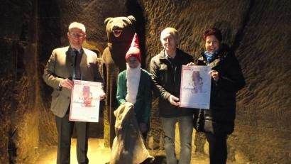 Bild: Hirsch
Regisseurin Manuela Pürzel-Lehner, Vorsitzender Johann Wilhelm (von rechts) und Oberbürgermeister Andreas Feller (links) werben mit dem Bären und dem Zwerg für die Aufführungen der Theaterbühne im Felsenkeller.