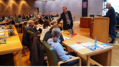 Bild: Bühner
Unter Moderation von Thomas Bärthlein diskutieren rund 60 Teilnehmer beim Netzwerktreffen Integration. Hier zum Statement des Jobcenter-Geschäftsführers
Peter Witt.