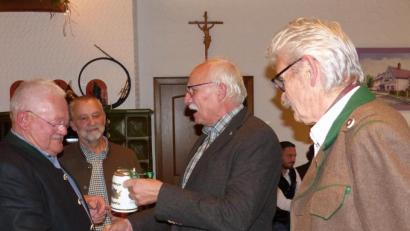 Bild: hme
Sepp Haberkorn (von links) erhält von Vorsitzendem Hans Dittrich sowie Hans Trottmann und Ausbildungsleiter Hans Lehner den Ehrenkrug.