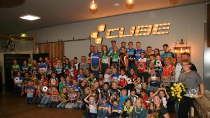 Bild: fpoz
Die erfolgreichsten Biker-Nachwuchsfahrer aus Franken und Tschechien, die am Cube-Cup und Cube-Kidscup teilnahmen, wurden in Waldershof ausgezeichnet. Sophia Panzer (rechts sitzend, mit Blumen) übernahm die Siegerehrung.